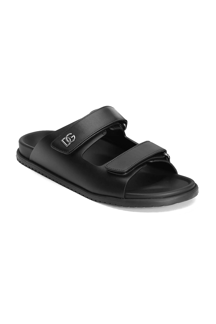 עבור סנדלי העור של צמד מעצבי העל המילאנזיים DOLCE & GABBANA (דולצ'ה וגבאנה) מדגם Calfskin Sandals המבוקש בגוון שחור מט עמוק ואחיד (Pure Black), אנחנו נוחתים בליבת אסתטיקת ה-"Italian Luxury Summer Heritage" וטרנד ה-"High-End Resort Minimalist Utility".בית האופנה דולצ'ה וגבאנה מגיש כאן את אקססורי הקיץ והחופשה האולטימטיבי: סנדלי עור יוקרתיות ונינוחות המיוצרות מ-100% עור עגל משובח ואיכותי (100% Premium Calfskin), בשילוב בטנת עור רכה ומלטפת וסוליית גומי ארגונומית, נוחה ועמידה לאורך זמן. הסנדלים מעוצבות בסגנון נקי, אלגנטי ומוקפד, הכולל זוג רצועות כפולות מתכווננות להתאמה מושלמת למבנה כף הרגל, ומעוטרות בחותמות הסטטוס המזוהות של המותג – לוגו דולצ'ה וגבאנה המוכר המוטבע באלגנטיות על גבי הרצועה ועל גבי המדרס הפנימי.ב-Ricco, נציג את הסנדלים האלו כפריט ה-Ultimate Luxury Calfskin Double-Strap Sandals – סנדלי קוטור מובחרות המשלבות בין עיצוב נקי ויוקרתי לנוחות של סנדל יום-יומי, ומהוות תוספת סופר-שימושית, אצילית וורסטילית ביותר למלתחת הקיץ והריזורט שלך.הגדרות Yoast SEO מושלמות עבור המוצרמילת מפתח למיקוד (Focus Keyphrase): סנדלי עור דולצ'ה וגבאנה DOLCE&GABBANA שחור רצועות דגם Calfskin sandalsסלאג (Slug): dolce-gabbana-calfskin-sandals-black-leatherכותרת SEO (SEO Title): סנדלי עור שחור DOLCE&GABBANA דגם Calfskin Sandals | Riccoתיאור מטא (Meta Description): קלאסה מילאנזית ב-Ricco: סנדלי עור שחורות של DOLCE&GABBANA מדגם Calfskin Sandals. 100% עור עגל איכותי, זוג רצועות מתכווננות, בטנת עור וסוליית גומי נוחה.תוכן המוצר המלא והמשודרג (Product Description)DOLCE & GABBANA Calfskin Sandals Pure Black – 100% עור עגל משובח פוגש זוג רצועות מתכווננות, בטנת עור רכה וסוליית גומי ארגונומיתכשמסורת הקוטור האיטלקית חסרת הפשרות, האלגנטיות הים-תיכונית והיוקרה המוקפדת של בית האופנה העולמי DOLCE & GABBANA מתלכדות אל תוך אקססורי הקיץ והריזורט האולטימטיבי: מותג העל מציג את סנדלי העור היוקרתיות מדגם Calfskin Sandals בגוון שחור מט עמוק ומלוטש. פריט פרימיום אקסקלוסיבי, סופר-שיקי ובעל כריזמה חזותית מובהקת, שמגדיר מחדש את חוקי ה"לוקסוס הנינוח" (Luxury Resort Essentials), ומציג סטנדרט חדש של מעמד, נוחות חסרת פשרות ונוכחות משתקת בכל פסיעה בחופשת קיץ יוקרתית, בבילוי עירוני קליל או במפגש חברתי. הסנדלים מיוצרות מ-100% עור עגל איכותי וסלקטיבי (Calfskin) – חומר גלם טבעי, חזק ויוקרתי המעטפת את הרגל ברכות אבסולוטית ומתרכך בצורה מושלמת עם כל נעילה.העיצוב מצטיין באסתטיקה נקייה, מינימליסטית ואלגנטית המציגה זוג רצועות עור מתכווננות המאפשרות התאמה ארגונומית מדויקת לממדי כף הרגל שלך. הסנדלים כוללות בטנת עור מלטפת וסוליית גומי עמידה, תומכת וסופר-נוחה הבולמת זעזועים ומאפשרת הליכה ממושכת ללא כל מאמץ. גולת הכותרת העיצובית שגונבת את ההצגה מגיעה בדמות חותמת הסטטוס המוכרת של המותג, המוטבעת בעדינות יוקרתית על גבי הרצועה החיצונית ועל גבי המדרס הפנימי. שדרוג מושלם המשלב בין סטייל נקי ומוקפד לנוחות של סנדל יום-יומי – פריט המאפשר ליהנות מכל העולמות.למה סנדלי העור Calfskin של DOLCE & GABBANA הן הבחירה המדויקת עבורך?100% עור עגל משובח (Calfskin): חומר גלם טבעי, יוקרתי ועמיד במיוחד המעניק מראה אצילי ותחושת עטיפה רכה ומושלמת לכף הרגל.זוג רצועות מתכווננות ארגונומיות: מנגנון התאמה חכם המבטיח אחיזה יציבה, מותאמת אישית ונוחה במיוחד לכל מבנה כף רגל.בטנת עור רכה וסוליית גומי עמידה: שילוב חומרי פרימיום המעניק תמיכה מלאה, רכות מקסימלית ועמידות לאורך זמן בהליכה יום-יומית.מיתוג דולצ'ה וגABBANA מעודן: חותמות לוגו אלגנטיות על גבי הרצועה והמדרס, המשדרות יוקרה שקטה (Quiet Luxury) וטעם משובח.ורסטיליות סגנונית אבסולוטית (The Ultimate Resort Essential): סנדלי קוטור היברידיות המנווטות בקלות מושלמת בין חופשת ריזורט יוקרתית, מכנסי פשתן קלילים, ועד ללוק סטריט-וור קיצי מוקפד.מפרט טכנימאפייןפרטיםמותגDOLCE & GABBANA (דולצ'ה וגבאנה)דגם / קולקציהCalfskin Luxury Resort Sandalsגזרה / סוגסנדלי עור יוקרתיות פתוחות עם רצועות (Double-Strap Leather Sandals)חומר הגפה100% עור עגל איכותי ומשובח (Premium Calfskin Leather)בטנה פנימיתבטנת עור רכה ומלטפת המונעת חיכוך ומעניקה נוחותסוליה חיצוניתסוליית גומי ארגונומית, עמידה ונוחה במיוחד לאחיזת שטחמנגנון התאמהזוג רצועות עור מתכווננות להתאמה מדויקת לכף הרגלאלמנטים ומיתוגטביעת לוגו המותג על גבי הרצועה החיצונית ובאזור המדרס הפנימיסגנון לבושItalian Resortwear, יוקרה שקטה, קז'ואל קיצי מתוחכם, ספורט-אלגנטצבעשחור מט עמוק ואחיד (Pure Black)טיפים לשיפור ה-SEO וה-UX באתר Ricco:ה-Alt Text המושלם לתמונה: "סנדלי עור דולצ'ה וגבאנה DOLCE&GABBANA גברים נשים שחור רצועות מתכווננות דגם Calfskin sandals סוליית גומי