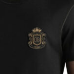חולצת טי שירט דולצ’ה וגבאנה DOLCE GABBANA גברים שחורה גזרה קלאסית כותנה רקמת כתר לוגו חזה