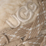פכפי מיולז זמש UGG נשים קרם דגם Lowmel Mule בטנת צמר שרוכים קונטרסט