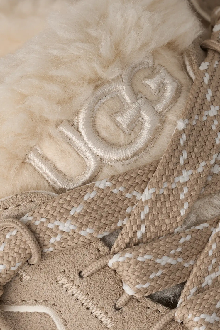 פכפי מיולז זמש UGG נשים קרם דגם Lowmel Mule בטנת צמר שרוכים קונטרסט