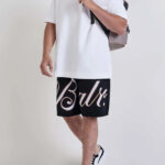 טי שירט באוור BALR לבן כותנה דגם Amsterdam Loose Fit גזרה משוחררת רקמת לוגו חזה וגב