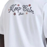 טי שירט באוור BALR לבן כותנה דגם Keep Calm גזרה משוחררת רקמת לוגו בצווארון ובגב