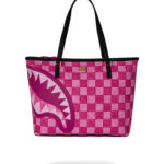 תיק נשיאה ספרייגראונד SPRAYGROUND ורוד פוליויניל דגם New AI Pattern גיאומטרי כריש