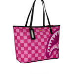 תיק נשיאה ספרייגראונד SPRAYGROUND ורוד פוליויניל דגם New AI Pattern גיאומטרי כריש