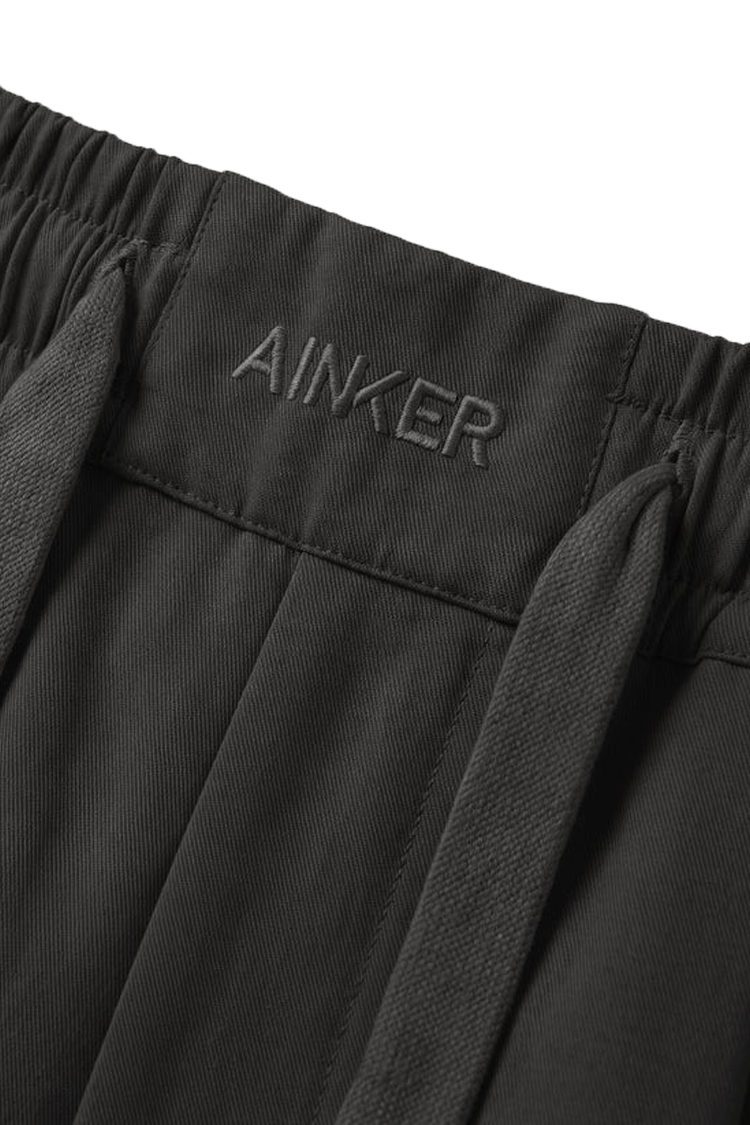 מכנס ג’וגר איינקר AINKER שחור כותנה דגם 1041 רצועת מותן ממותגת רקמת דבורה בשרוול
