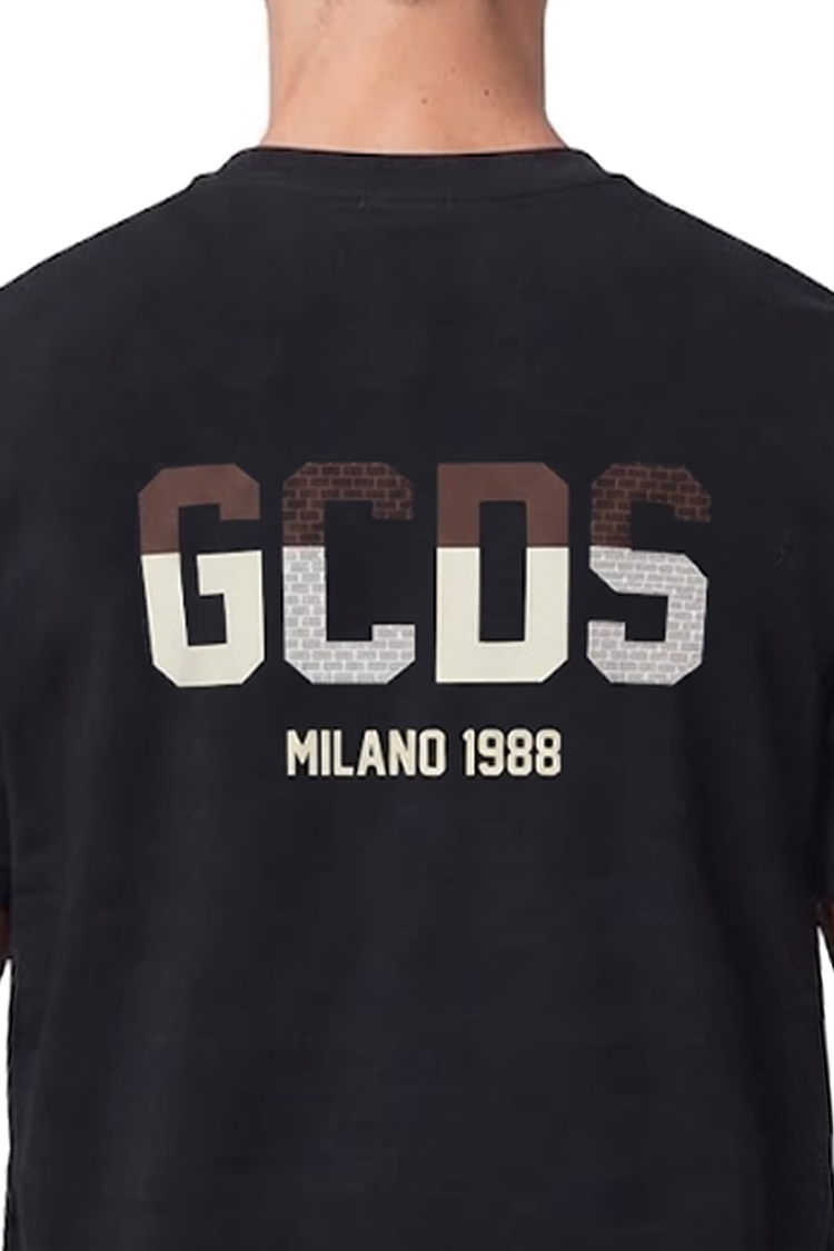 טי שירט GCDS שחור כותנה דגם Brick 1988 תבליט לוגו בחזה ובגב
