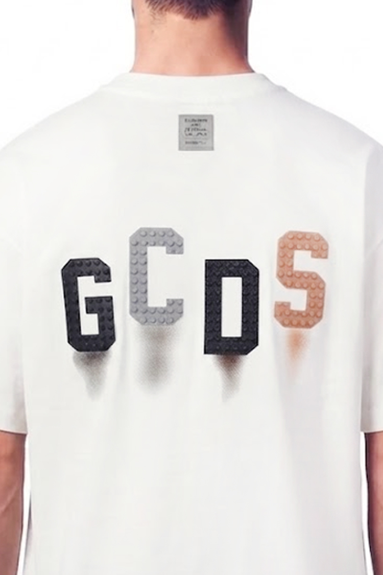 טי שירט GCDS לבן כותנה דגם Lego Logo אוברסייז תבליט לוגו מנוקד בחזה ובגב