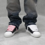 סניקרס נומריס NUMERIS ג’ינס שחור בד עור גזרת מיד דגם Pink denim שפשופי יד שרוכים וורודים סוליית גומי