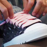 סניקרס נומריס NUMERIS ג’ינס שחור בד עור גזרת מיד דגם Pink denim שפשופי יד שרוכים וורודים סוליית גומי