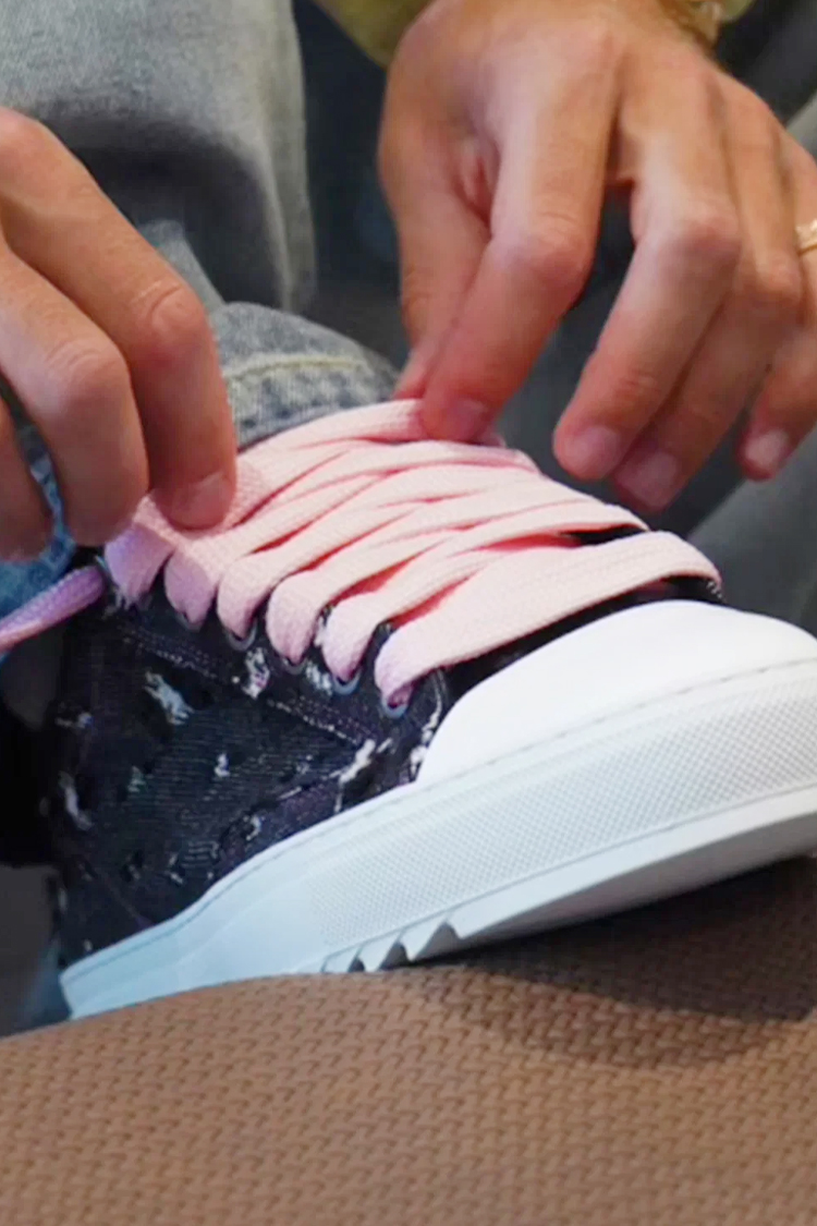 סניקרס נומריס NUMERIS ג'ינס שחור בד עור גזרת מיד דגם Pink denim שפשופי יד שרוכים וורודים סוליית גומי