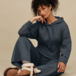 מגפון זמש אג UGG חום דגם Classic Mini Heritage עור כבש תליון פרוותי תפרים בולטים
