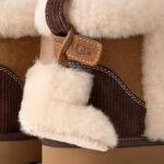 מגפון זמש אג UGG חום דגם Classic Mini Heritage עור כבש תליון פרוותי תפרים בולטים