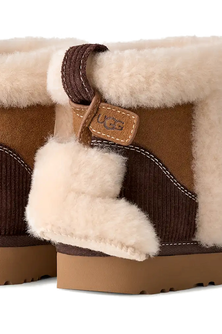 מגפון זמש אג UGG חום דגם Classic Mini Heritage עור כבש תליון פרוותי תפרים בולטים