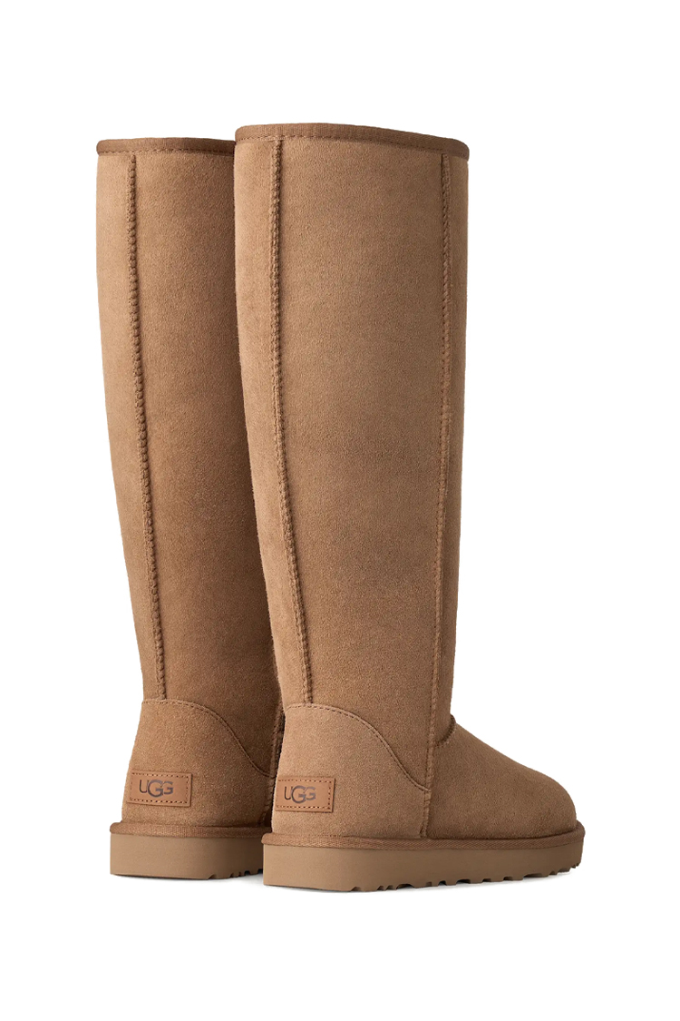מגפי עור אג UGG חום גבוה דגם Classic Ultra Tall עור כבש דו צדדי בטנה צמרירית מבנה פאנלים