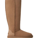 מגפי עור אג UGG חום גבוה דגם Classic Ultra Tall עור כבש דו צדדי בטנה צמרירית מבנה פאנלים
