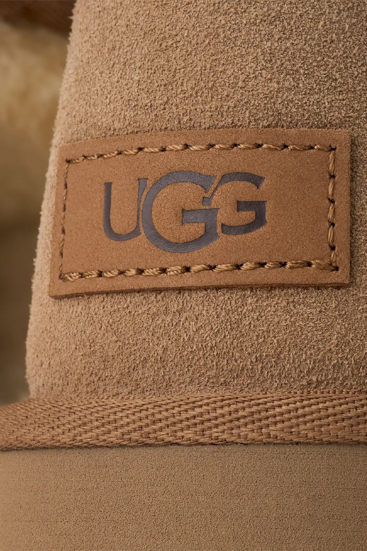 מגפי עור אג UGG חום גבוה דגם Classic Ultra Tall עור כבש דו צדדי בטנה צמרירית מבנה פאנלים