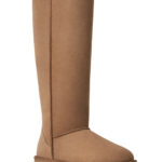 מגפי עור אג UGG חום גבוה דגם Classic Ultra Tall עור כבש דו צדדי בטנה צמרירית מבנה פאנלים