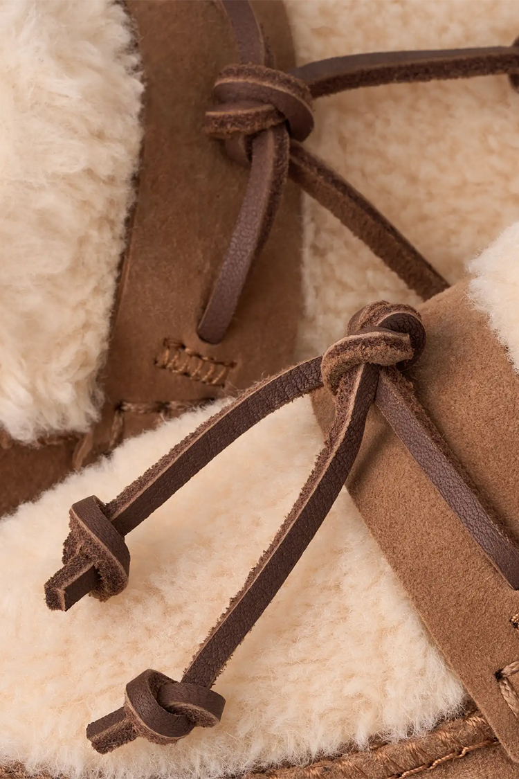 נעלי מוקסין UGG חום דגם Zora Loafer זמש צמר סוליית גומי שיק כפרי
