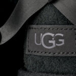 מגפון עור אג UGG שחור דגם Ultra Mini Bailey Bow עור כבש דו צדדי פפיון בטנת צמר