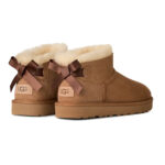 מגפון עור אג UGG חום דגם Ultra Mini Bailey Bow עור כבש דו צדדי פפיון בטנת צמר
