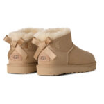 מגפון עור אג UGG קרם דגם Ultra Mini Bailey Bow עור כבש דו צדדי פפיון בטנת צמר