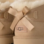 מגפון עור אג UGG קרם דגם Ultra Mini Bailey Bow עור כבש דו צדדי פפיון בטנת צמר