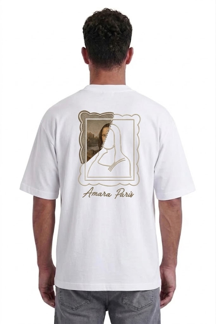 טי שירט אמרה פריז AMARA PARIS לבן כותנה דגם Half Mona גזרה אוברסייז רקמה בחזה והדפס מונה ליזה בגב