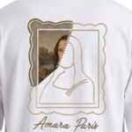 טי שירט אמרה פריז AMARA PARIS לבן כותנה דגם Half Mona גזרה אוברסייז רקמה בחזה והדפס מונה ליזה בגב