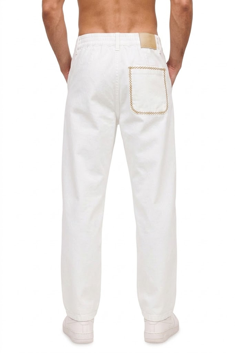 מכנס ג’ינס אמרה פריז AMARA PARIS ג’ינס לבן דגם Jeans Stitch גזרה רחבה גומי במותניים ותפרי קונטרסט