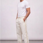 מכנס ג’ינס אמרה פריז AMARA PARIS ג’ינס לבן דגם Jeans Stitch גזרה רחבה גומי במותניים ותפרי קונטרסט