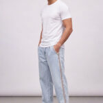 מכנס ג’ינס אמרה פריז AMARA PARIS ג’ינס בהיר דגם Jeans Stitch גזרה רחבה גומי במותניים ותפרי קונטרסט