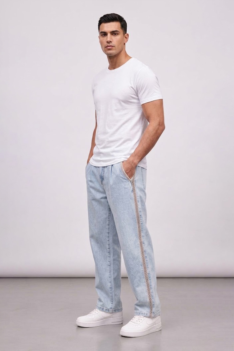 מכנס ג’ינס אמרה פריז AMARA PARIS ג’ינס לבן דגם Jeans Stitch גזרה רחבה גומי במותניים ותפרי קונטרסט