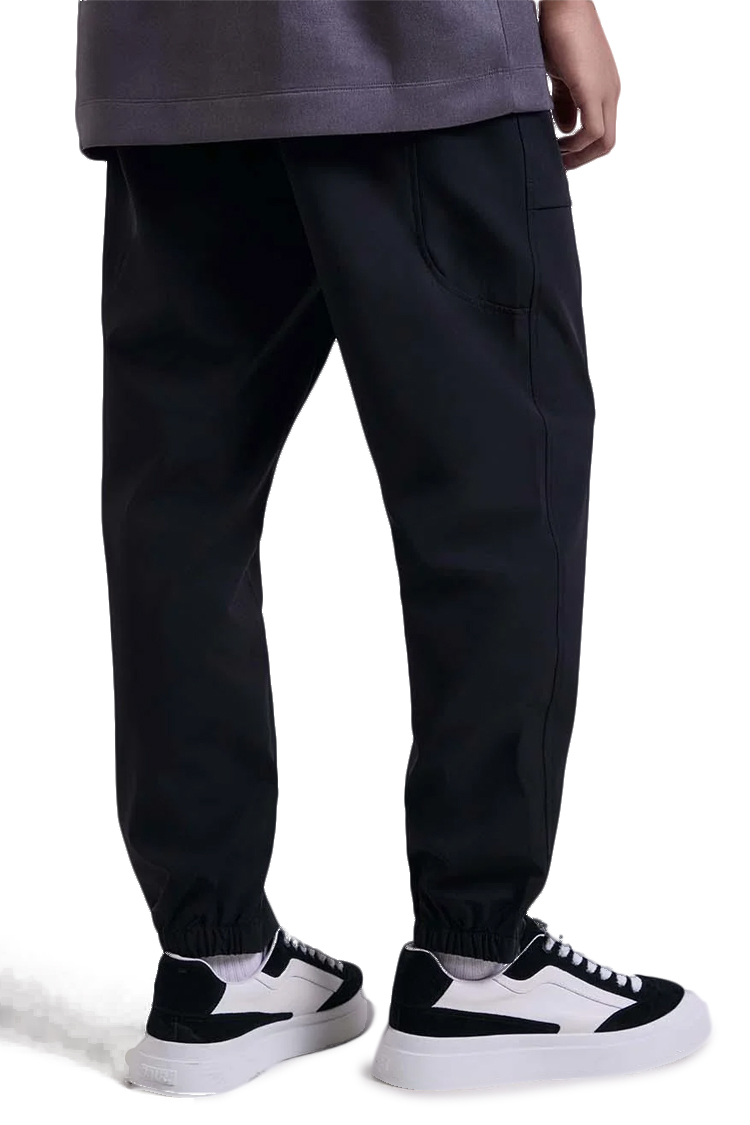 מכנס צ’ינו באלר balr שחור דגם Regular-Fit Nylon Pants תשלובת ניילון חגורה אלסטית כיסי פאץ לוחית כסופה