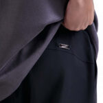 מכנס צ’ינו באלר balr שחור דגם Regular-Fit Nylon Pants תשלובת ניילון חגורה אלסטית כיסי פאץ לוחית כסופה