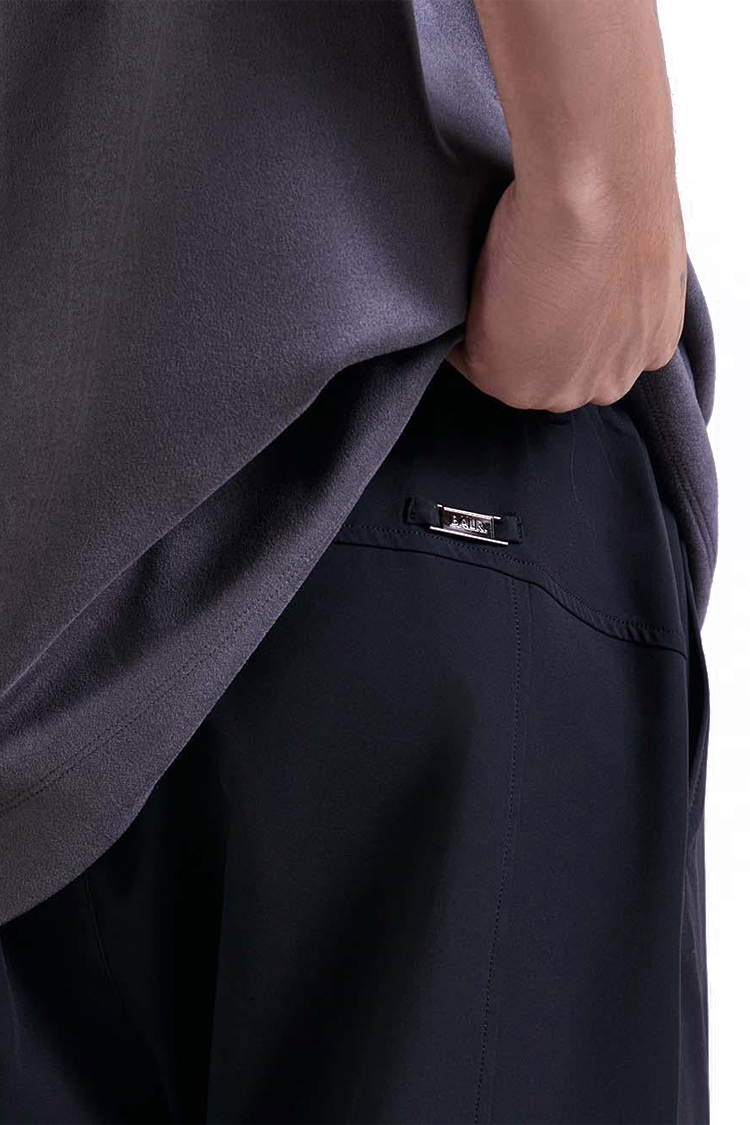 מכנס צ'ינו באלר balr שחור דגם Regular-Fit Nylon Pants תשלובת ניילון חגורה אלסטית כיסי פאץ לוחית כסופה