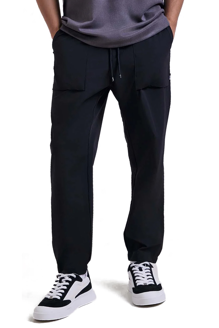 מכנס צ'ינו באלר balr שחור דגם Regular-Fit Nylon Pants תשלובת ניילון חגורה אלסטית כיסי פאץ לוחית כסופה