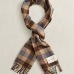 צעיף צמר גאנט GANT חום/חאקי דגם Checked Wool צמר מרינו משובץ פרנזים פאץ’ לוגו