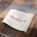 צעיף צמר גאנט GANT חום/חאקי דגם Checked Wool צמר מרינו משובץ פרנזים פאץ’ לוגו