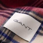 צעיף צמר גאנט GANT בורדו/בז’ דגם Checked Wool צמר מרינו משובץ פרנזים פאץ’ לוגו