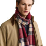 צעיף צמר גאנט GANT בורדו/בז’ דגם Checked Wool צמר מרינו משובץ פרנזים פאץ’ לוגו