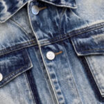 ז’קט ג’ינס איינקר AINKER כחול בהיר דגם 1150 Jacket Jeans גזרה נינוחה דו-גוני שוליים פרומים כפתורים עתיקים
