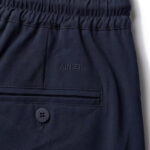 מכנס איינקר ainker כחול דגם Wool Blend 1081 תשלובת צמר מותן אלסטי לוגו דבורה רקמה כיס אחורי