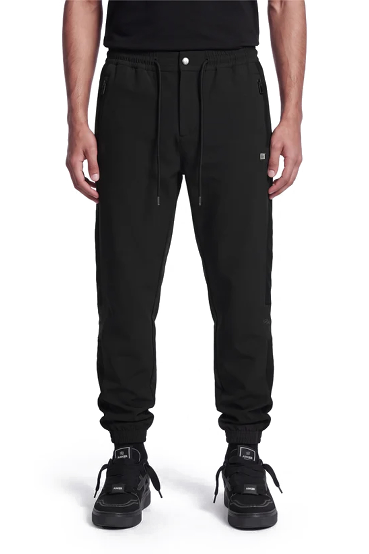מכנס ג'וגר איינקר ainker שחור דגם 1105 Pant ניילון טכני פוליאסטר טייפארד פיט מותן אלסטי לוגו מטאלי