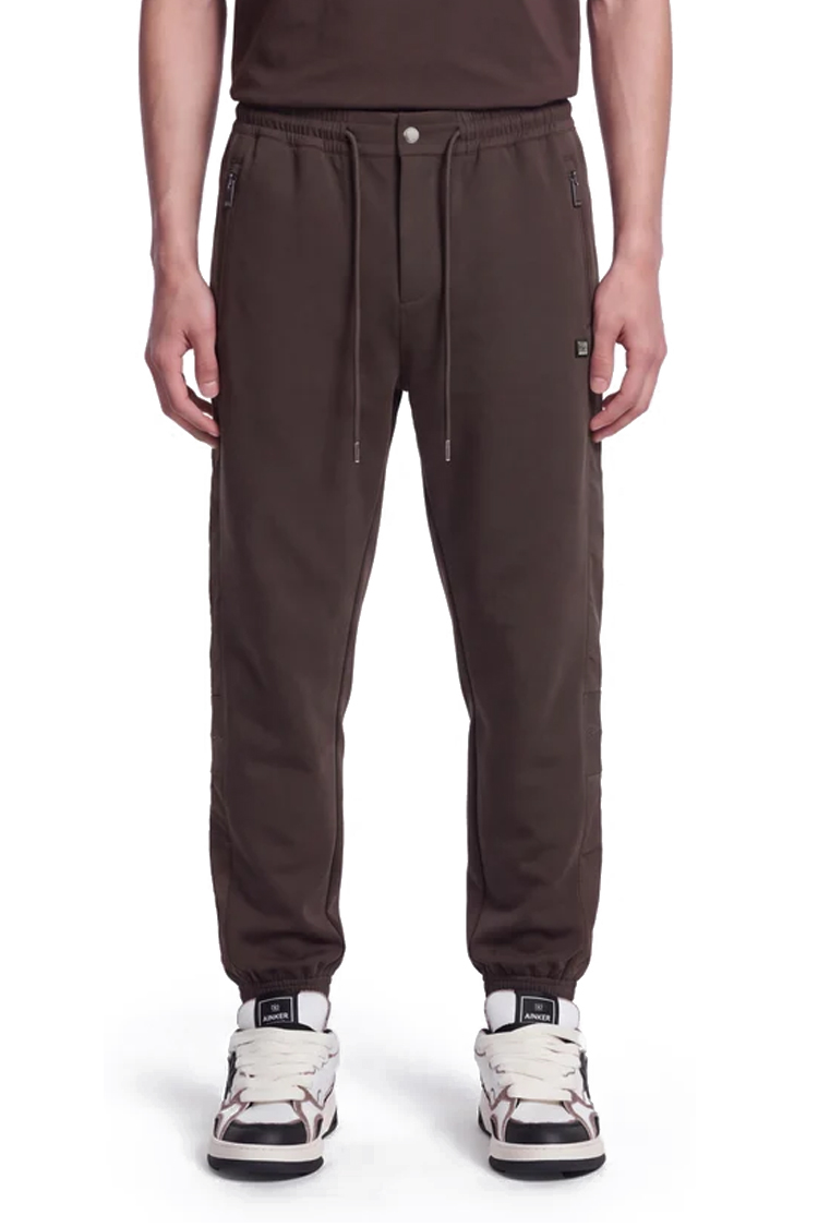 מכנס ג'וגר איינקר ainker חום דגם 1105 Pant ניילון טכני פוליאסטר טייפארד פיט מותן אלסטי לוגו מטאלי