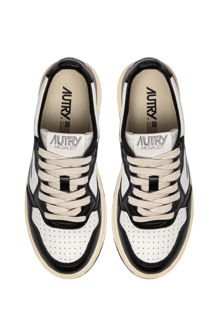 סניקרס אוטרי autry שחור/לבן דגם MEDALIST LOW BICOLOR עור זמש פאנלים עקב קונטרסט לוגו דגל”