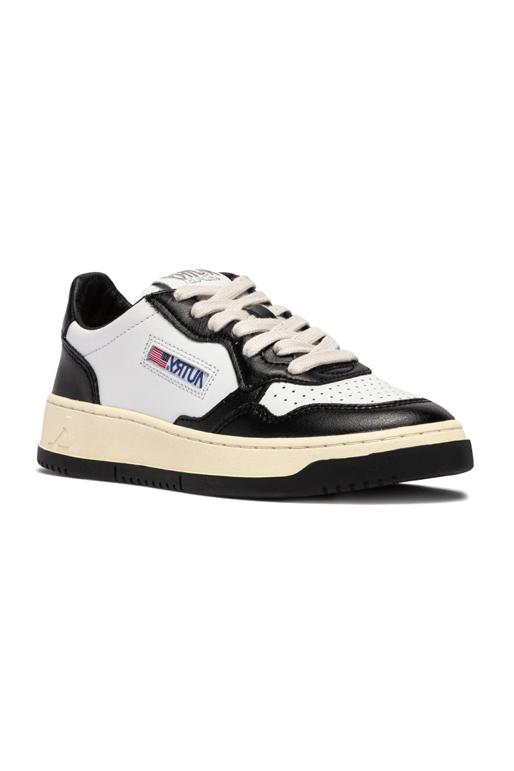 סניקרס אוטרי autry שחור/לבן דגם MEDALIST LOW BICOLOR עור זמש פאנלים עקב קונטרסט לוגו דגל"