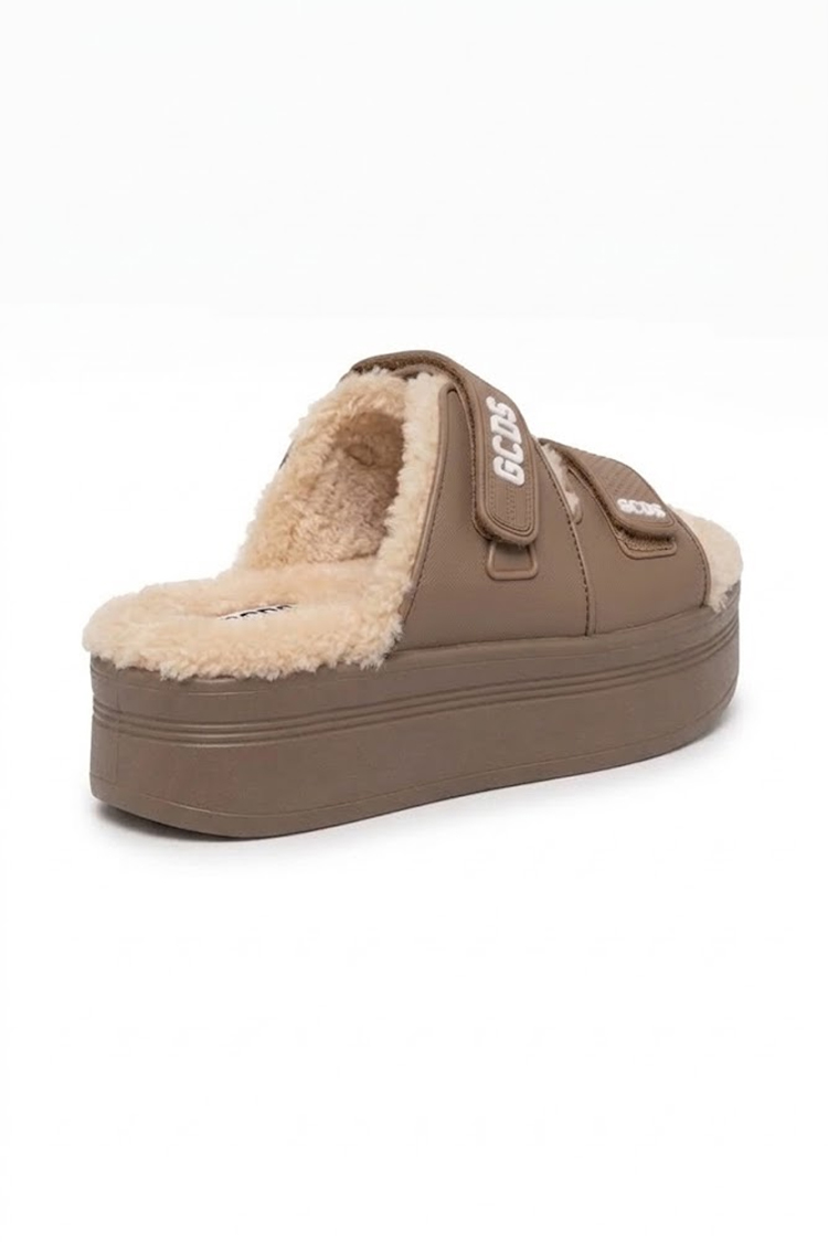 כפכפי פלטפורמה GCDS חום דגם Furry Slides פרווה סוליה 5 ס"מ רצועות לוגו וכרית עקב