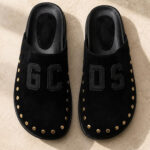 פכפי זמש GCDS שחור דגם Studs and Glam קלוג ניטים מטאליים לוגו עור סוליה דקה