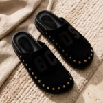 פכפי זמש GCDS שחור דגם Studs and Glam קלוג ניטים מטאליים לוגו עור סוליה דקה