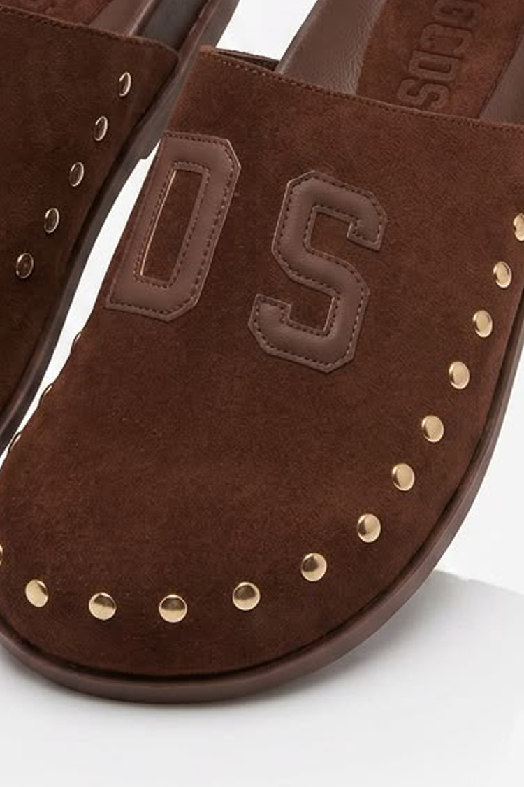 פכפי זמש GCDS חום דגם Studs and Glam קלוג ניטים מטאליים לוגו עור סוליה דקה